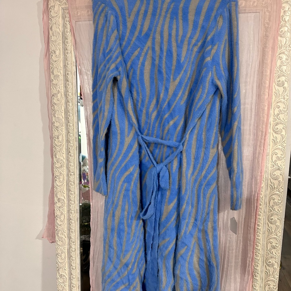 Hera Collection Blue and Tan Robe - Picture 6 of 7